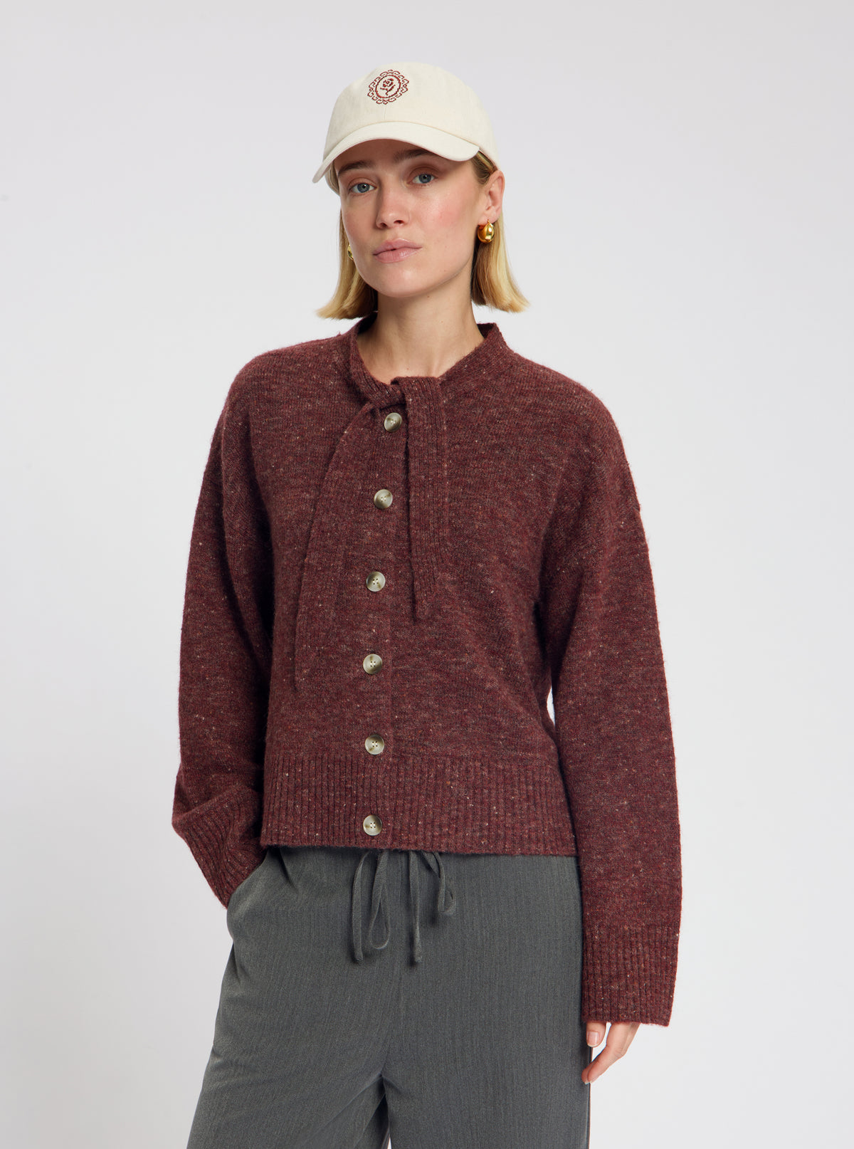 Model wearing Baseball Cap in beige - NOUS SOMMES LABELS 